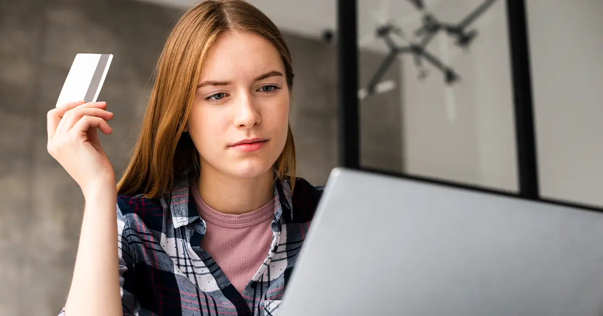 mulher com dúvidas aos motivo do bloqueio judicial